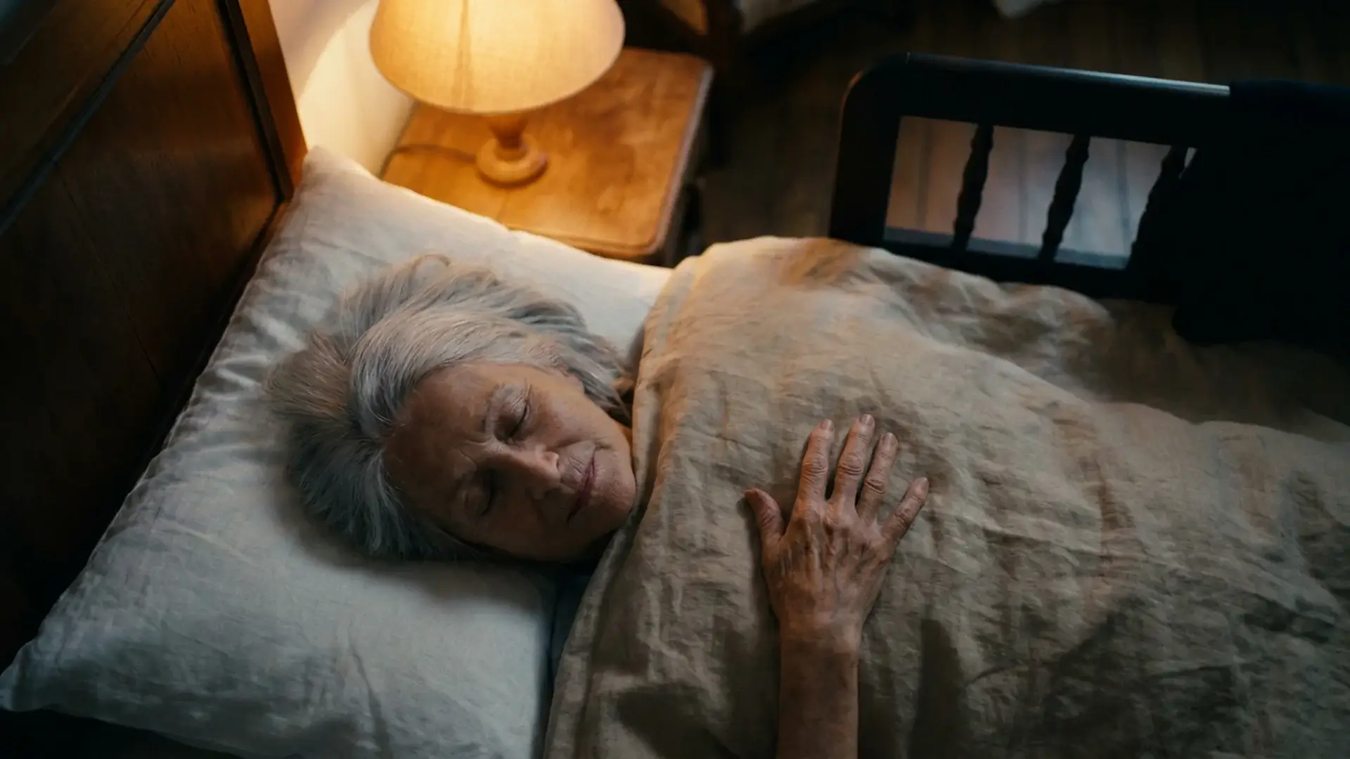Senior femme sommeil paisible chambre nuit