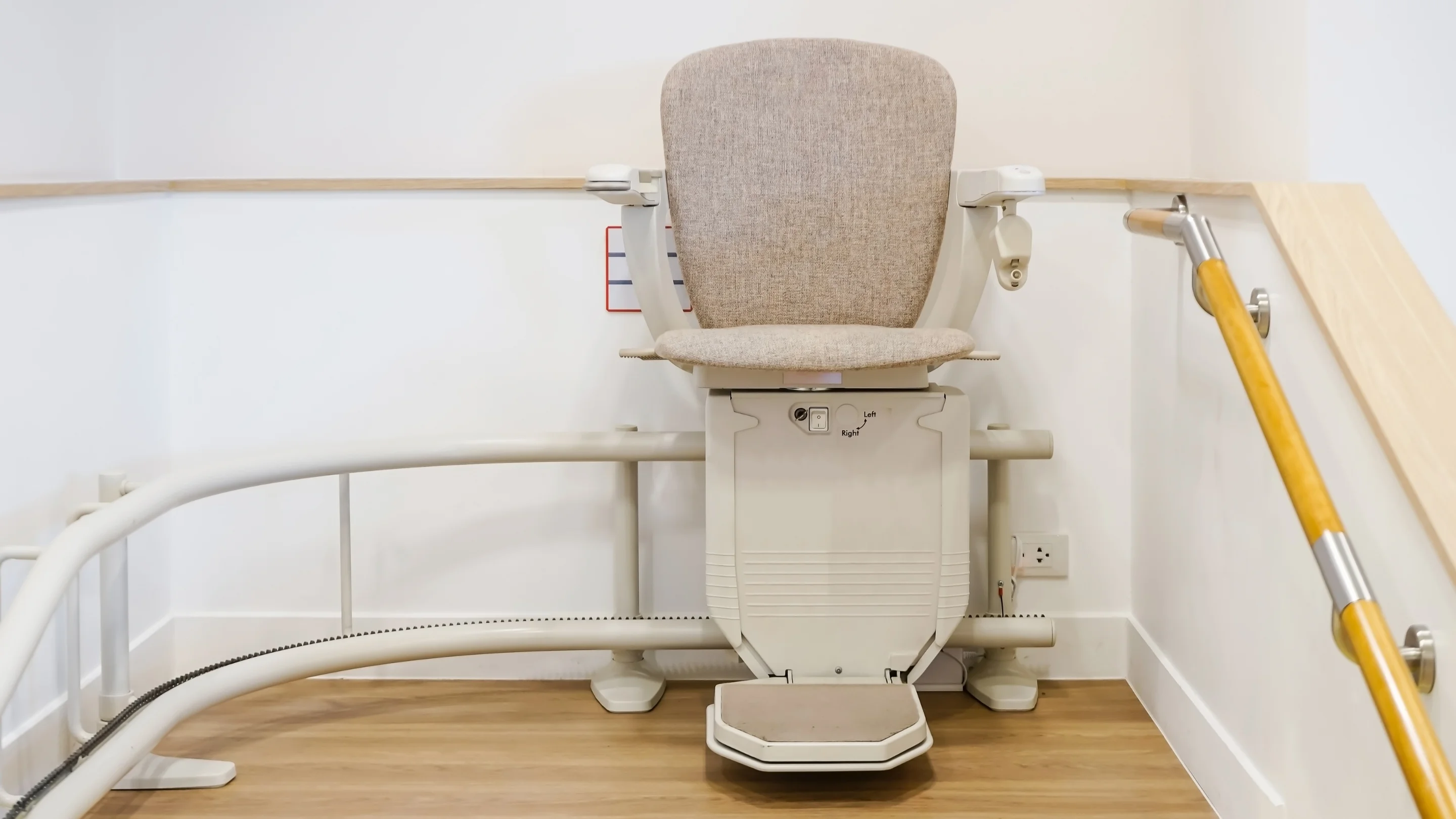 Personne âgée utilisant un monte-escalier BelAvie pour monter à l'étage en toute sécurité